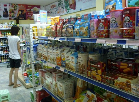 Nhập nhèm bánh kẹo ngoại - 1 Bánh kẹo nhập ngoại phong phú chủng loại