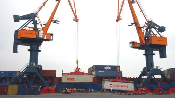 Hàng hóa dễ bị ách tắc vì thủ tục hải quan rườm rà (ảnh mang tính min họa: theo haian)