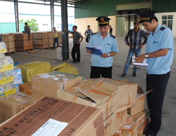 Hải quan Hải Phòng thu ngân sách đạt gần 24.000 tỉ đồng - 1 Công chức Hải quan Hải Phòng kiểm tra hàng nhập khẩu. Ảnh: T.B.
