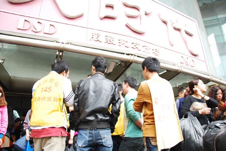 Đột nhập “kinh đô” hàng lậu xứ người - 2 Tiền không bao giờ là đủ ở Quảng Châu!