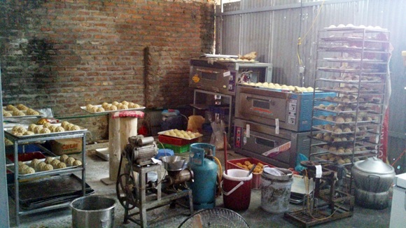 “Đột kích” lò bánh trung thu bốc mùi hôi thối - 1 Bánh được chế biến, bảo quản trong điều kiện không đảm bảo vệ sinh