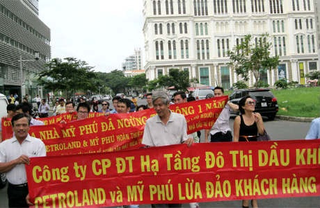 Khách hàng phát loa dọc phố, tố Petroland lừa đảo - 1 Khách hàng phát loa dọc phố, tố Petroland lừa đảo