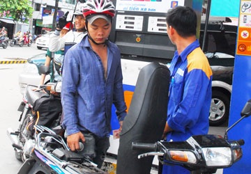 Không muốn lãi thì làm doanh nghiệp công ích - 1 Petrolimex là đơn vị kinh doanh xăng dầu chiếm thị phần khá lớn trong cả nước. Ảnh: HTD