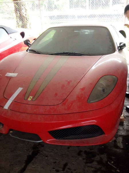 Ngắm dàn xe siêu sang trăm tỷ nằm phủ bụi - 8 Ferrari