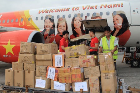 Bánh gạo Richy lên đường tới Philippines - 3 Nhân viên vận chuyển đưa hàng lên máy bay sang