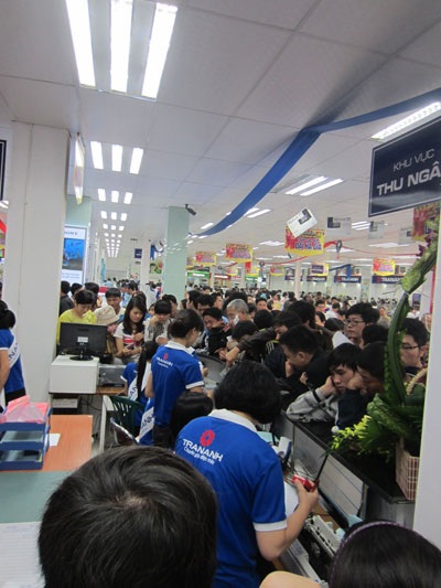 Siêu thị điện máy khai trương đông khách mùa mua sắm - 3 Siêu thị điện máy khai trương đông khách mùa mua sắm