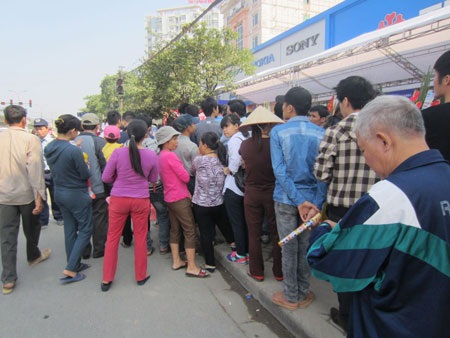 Siêu thị điện máy khai trương đông khách mùa mua sắm - 1 Siêu thị điện máy khai trương đông khách mùa mua sắm