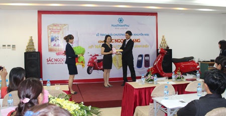 Trao giải chương trình “Cùng Sắc Ngọc Khang - Hết nám da, lướt Vespa sành điệu”