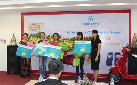 Trao giải chương trình “Cùng Sắc Ngọc Khang - Hết nám da, lướt Vespa sành điệu”