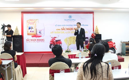 Trao giải chương trình “Cùng Sắc Ngọc Khang - Hết nám da, lướt Vespa sành điệu”