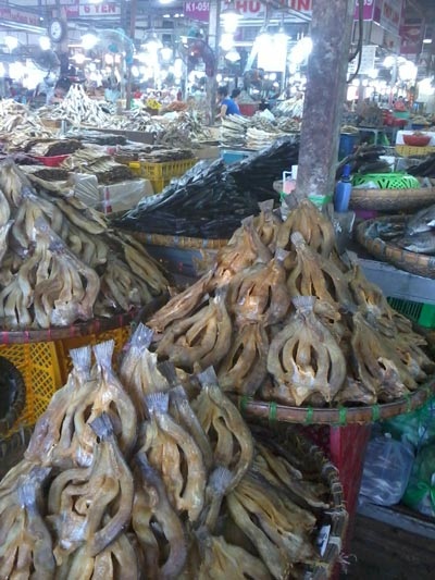 Hàng khô được bày bán đầy các chợ nhưng ít khi được kiểm tra an toàn vệ sinh thực phẩm