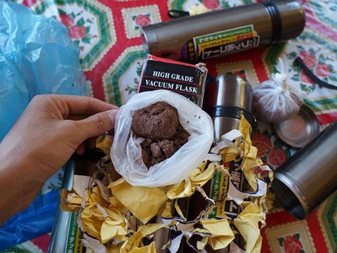 Trong đáy bình phích Trung Quốc có chứa gói chất lạ