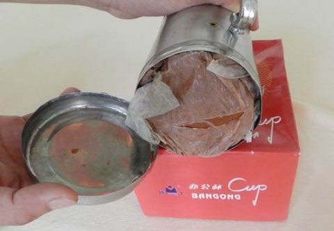 Chiếc ca được cho là chứa chất độc hại được anh Trần Hoàng Thắng giao nộp cho công an xã Xuân Hòa