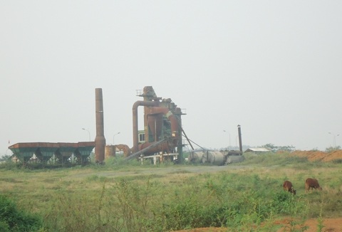 Những cỗ máy phục vụ cho xây dựng chưa kịp hoạt động đã bị rỉ sét.