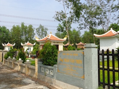 Quang cảnh nghĩa trang như trong phim cổ trang.