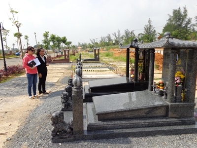 Chị Thiện (trái) đang cân nhắc để đầu tư.