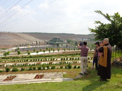 Anh Lê đã đi nhiều nghĩa trang để tìm một vị trí ưng ý.