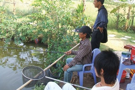 Làm “ôsin” của “cần thủ”, thu nhập khủng - 1 “Ôsin” (áo sáng) ngồi một bên “cần thủ” chờ phục vụ.