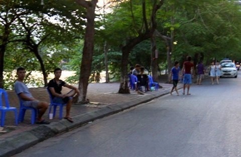 Tràn xuống vẫy khách giữa lòng đường tại Ngã Tư Sở