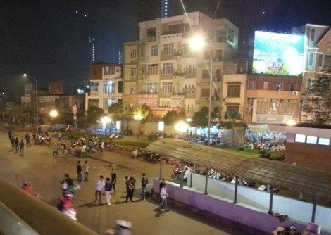 Tràn xuống vẫy khách giữa lòng đường tại Ngã Tư Sở