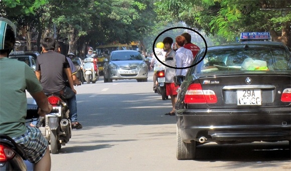 Nháo nhác ven đường đợi khách trên phố Tô Hiệu