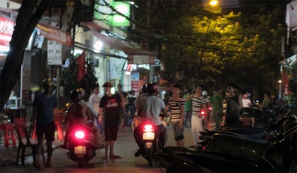 Đội quân vẫy phở cuốn nhốn nháo trên phố Ngũ Xá