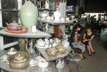 “Siêu thị” đồ cũ trúng đậm thời khó - 1 Nhiều món đồ giả cổ được bán ở “siêu thị” trong chợ đầu mối Bắc Thăng Long. Ảnh: T.Hiệp.