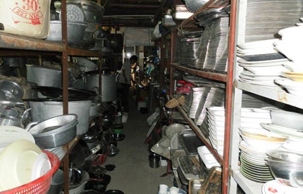 “Siêu thị” đồ cũ trúng đậm thời khó - 2 Nhiều sản phẩm giá trị trong “siêu thị” đồ cũ.