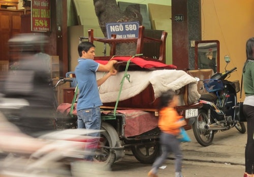 Đội xe ôm vớ bẫm nhất Hà Nội: 30 triệu/tháng - 1 Xe ôm trên phố Đê La Thành kiếm được 30 triệu đồng/tháng