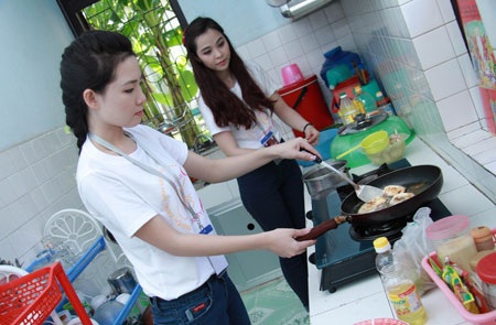47 nữ sinh lọt vòng chung kết “Nữ sinh Việt Nam duyên dáng 2013” - 3 Là những cô gái hiện đại nhưng chuyện bếp núc không thể làm khó 47 nữ sinh.