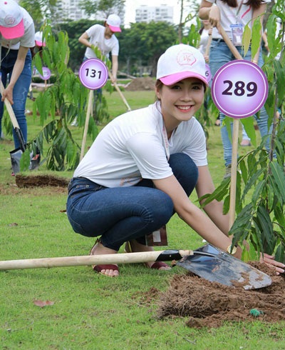 47 nữ sinh lọt vòng chung kết “Nữ sinh Việt Nam duyên dáng 2013” - 7 Là những cô gái hiện đại nhưng chuyện bếp núc không thể làm khó 47 nữ sinh.