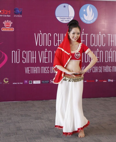 Mãn nhãn với màn thi tài năng của “Nữ sinh Việt Nam duyên dáng 2013” - 3 Múa dân gian và múa đương đại là sự lựa chọn của nhiều thí sinh.