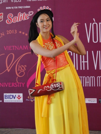 Mãn nhãn với màn thi tài năng của “Nữ sinh Việt Nam duyên dáng 2013” - 10 Ca hát là những tiết mục không thể thiếu.