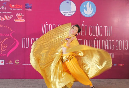 Mãn nhãn với màn thi tài năng của “Nữ sinh Việt Nam duyên dáng 2013” - 4 Múa dân gian và múa đương đại là sự lựa chọn của nhiều thí sinh.
