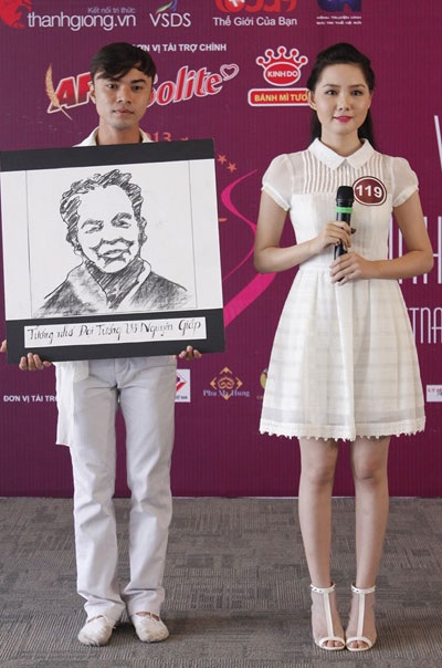 Mãn nhãn với màn thi tài năng của “Nữ sinh Việt Nam duyên dáng 2013” - 16 Ký họa chân dung ngay tại phòng thi của bạn Kim Phương