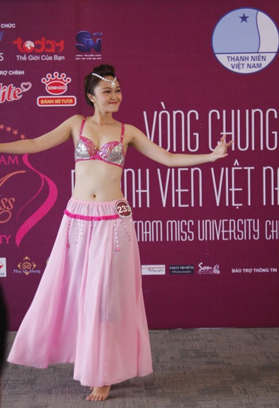 Mãn nhãn với màn thi tài năng của “Nữ sinh Việt Nam duyên dáng 2013” - 6 Múa dân gian và múa đương đại là sự lựa chọn của nhiều thí sinh.