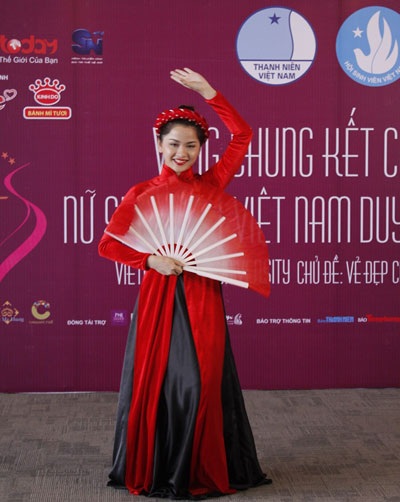 Mãn nhãn với màn thi tài năng của “Nữ sinh Việt Nam duyên dáng 2013” - 7 Ca hát là những tiết mục không thể thiếu.
