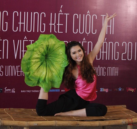 Mãn nhãn với màn thi tài năng của “Nữ sinh Việt Nam duyên dáng 2013” - 8 Ca hát là những tiết mục không thể thiếu.
