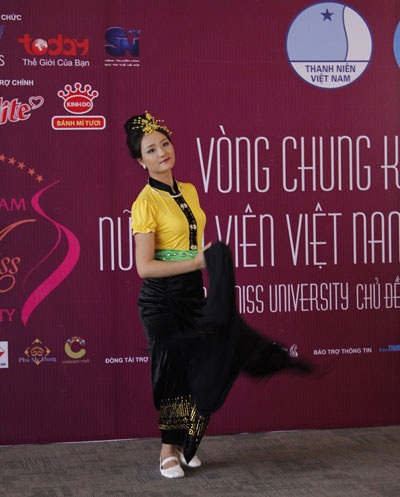 Mãn nhãn với màn thi tài năng của “Nữ sinh Việt Nam duyên dáng 2013” - 9 Ca hát là những tiết mục không thể thiếu.