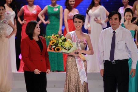 Giải hùng biện tiếng Anh được trao cho thí sinh Vũ Thị Tuyết Trang (SBD 204)