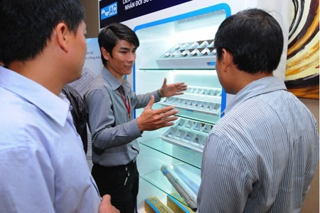 Liên kết thương hiệu AC - OSRAM: Giải pháp chiếu sáng toàn diện - 2 Nhân viên kỹ thuật của KTG đang trình bày về những ưu điểm nổi bật của sản