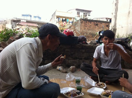 Bữa cơm của thợ ăn xác nhà ngay trên nền ngôi nhà mới phá