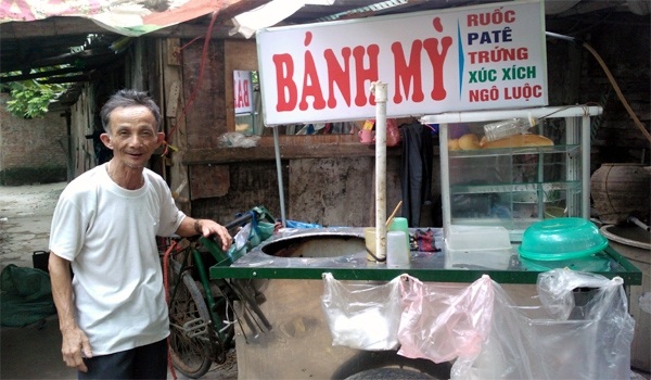 Đẩy xe bán xôi, ngô: Cả làng xây nhà lầu - 1 Cụ Vinh già nhất đang chuẩn bị đi bán hàng