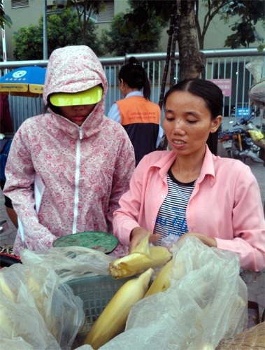 Đẩy xe bán xôi, ngô: Cả làng xây nhà lầu - 3 Chị Xuyến đang chọn ngô cho khách