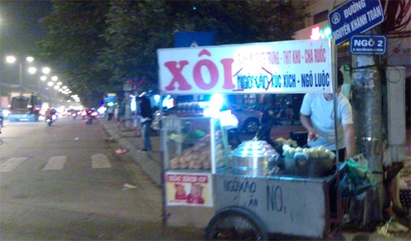 Đẩy xe bán xôi, ngô: Cả làng xây nhà lầu - 4 Chị Xuyến đang chọn ngô cho khách