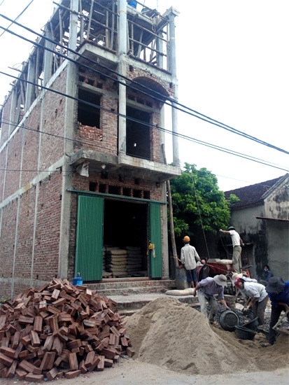 Đẩy xe bán xôi, ngô: Cả làng xây nhà lầu - 5 Một ngôi nhà ở giữa làng Ải của gia đình chị Tám đi bán xôi, ngô đang được xây khang trang