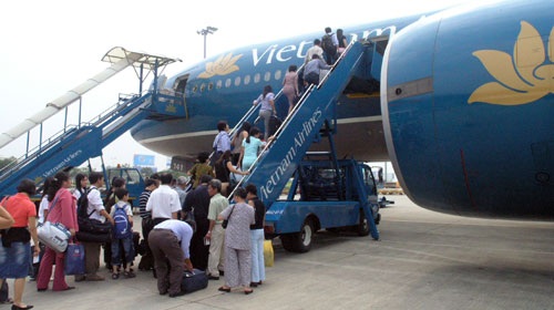 Để niềm vui sum họp những ngày Tết thêm trọn vẹn - 1 Hành khách đang lên máy bay của Vietnam Airlines