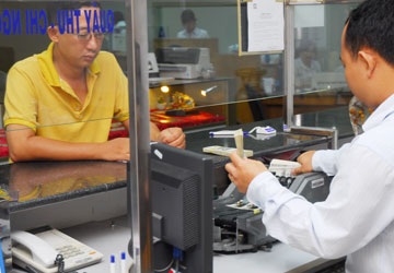 Người dân vẫn được nhận ngoại tệ từ kiều hối - 1 Nhận ngoại tệ tại ngân hàng. Ảnh: HTD
