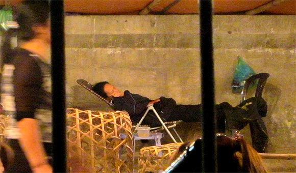 Phiên chợ “ngủ gật” ở Hà Nội - 11 Họ vẫn mơ màng giữa tấp nập người xe