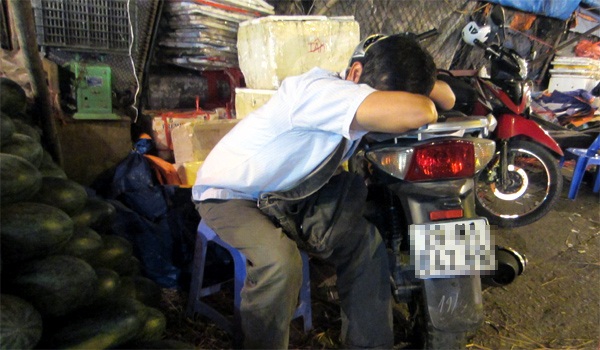 Phiên chợ “ngủ gật” ở Hà Nội - 12 Những giấc ngủ không tròn...